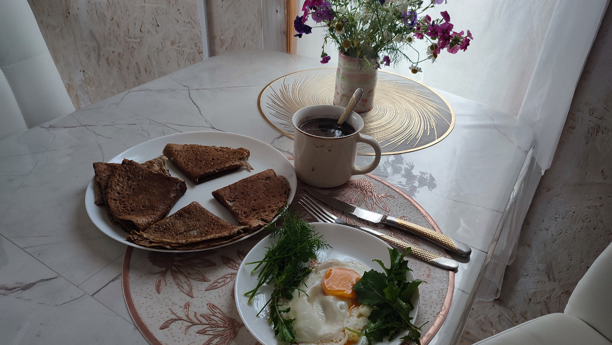 Завтрак: гречневые блинчики, яйцо, зелень, кофе