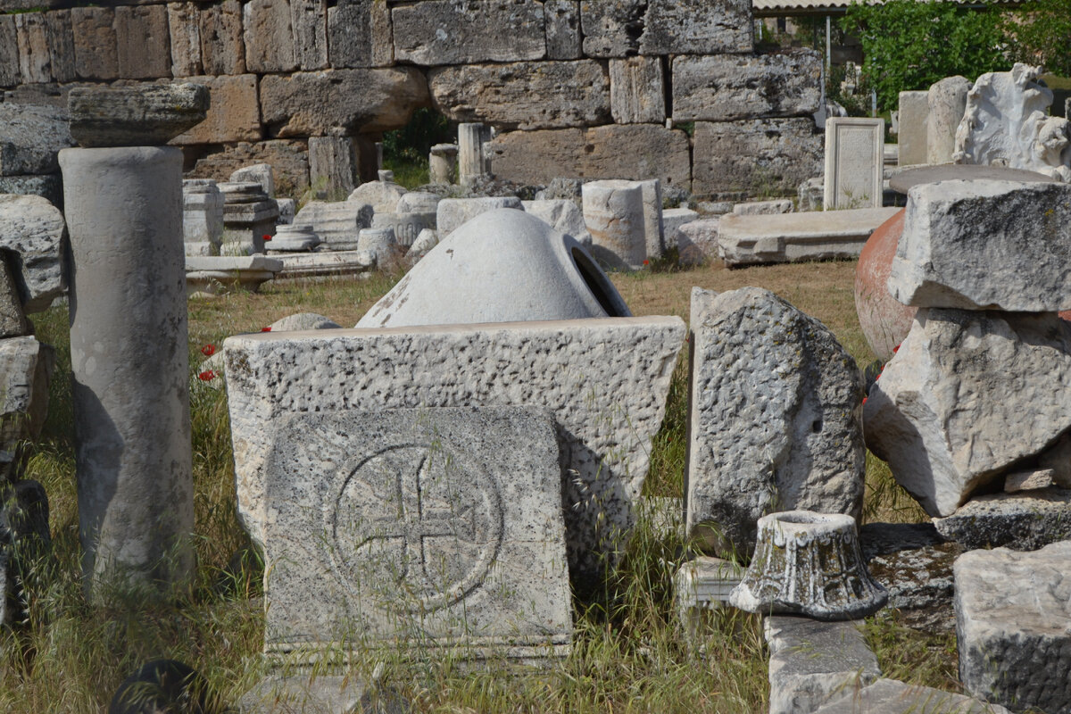 Могильные плиты, под которым захоронены люди разных религий в разное историеское время.