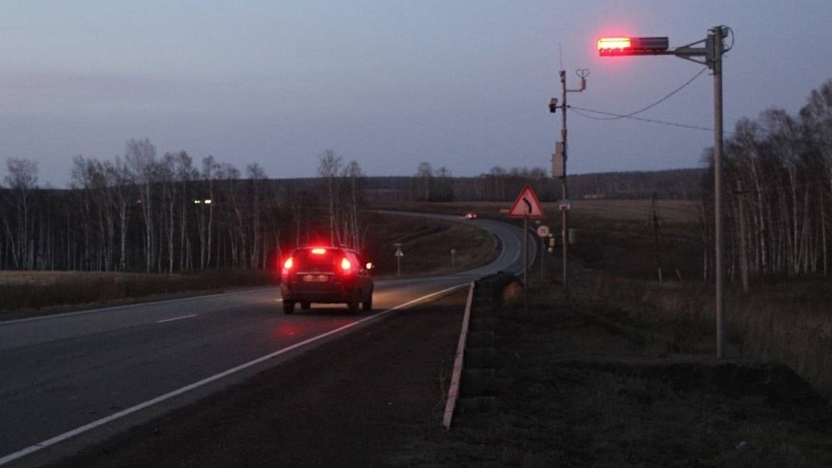 Мигалка установлена перед опасным поворотом