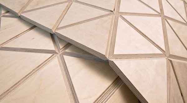 Триангулированный деревянный модуль представляет собой интересную разработку с точки зрения архитектурных декораций. Этот материал позволяет создавать необычные геометрические формы