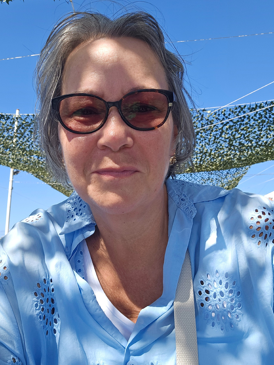 Сзади меня всего лишь крыша в кафе