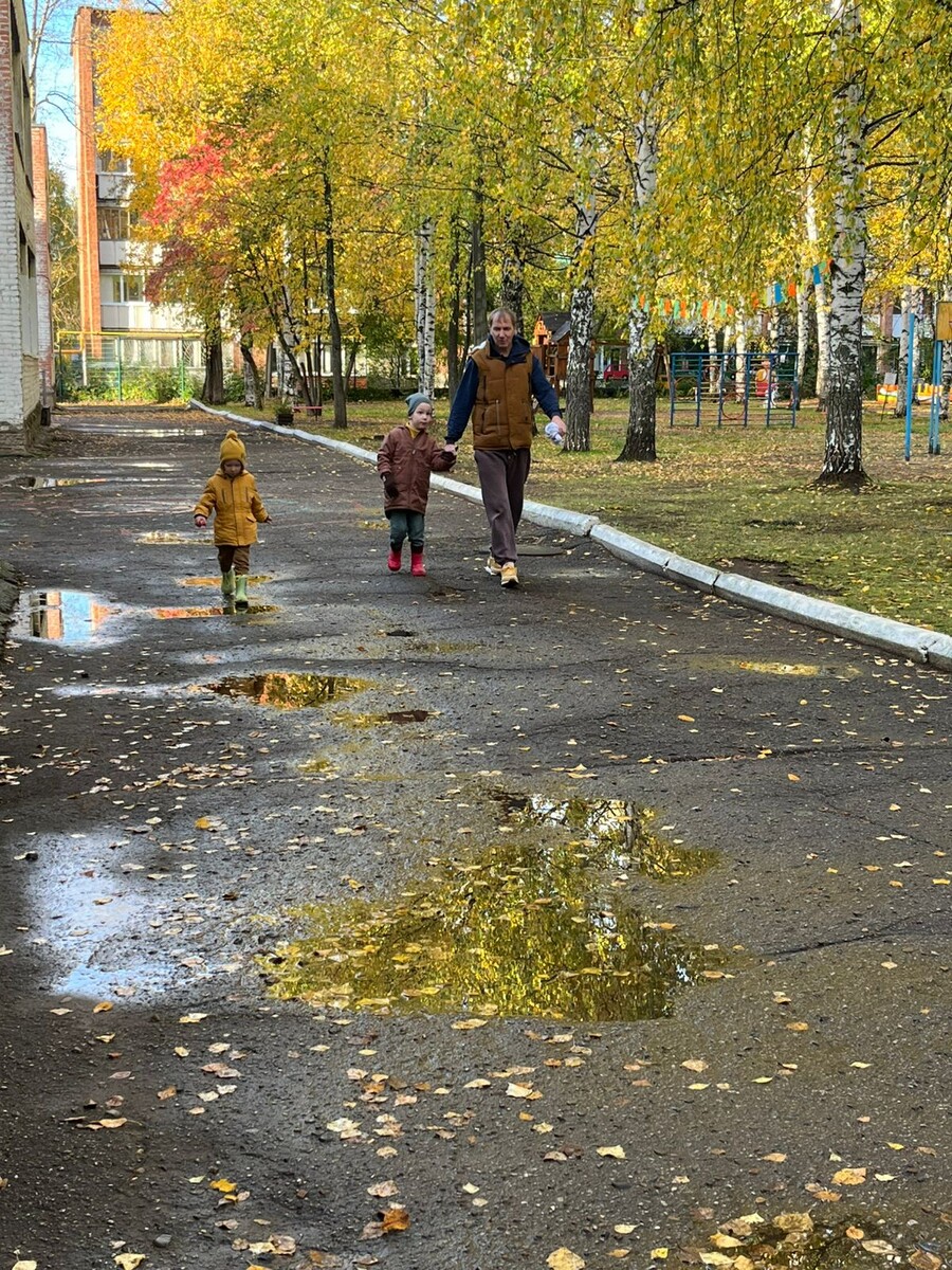 Домой , с папой и братиком.