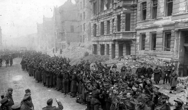 Немецкие солдаты и офицеры сдаются в плен советским войскам после капитуляции гарнизона Берлин, фотография Евгения Халдея / Википедия