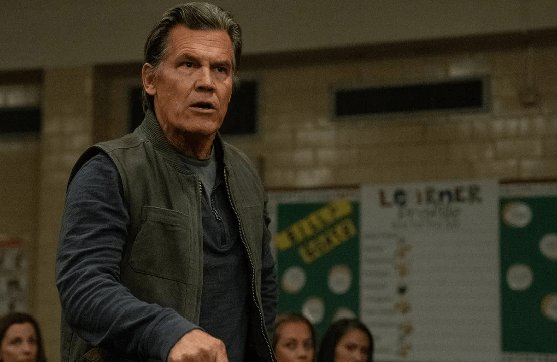 Джош Бролин играет роль отца пропавшего мальчика Мэттью. Изначально на эту роль планирвоали пригласить Педро Паскаля, возможно в какой-то параллельной вселнной это всё же случилось :)