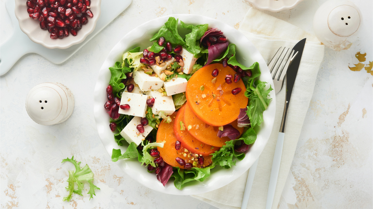 Салат с хурмой, фетой, гранатом и фисташками — пошаговый рецепт.