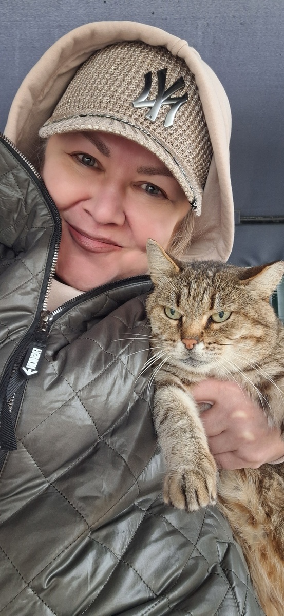 У Василия морда злая, а сам урчит от удовольствия!