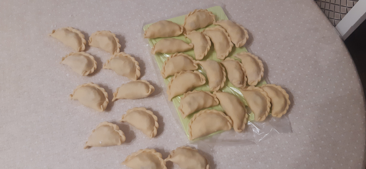 Вареники делаем большие,так чтоб 5штук сьел и наелся,я тесто раскатываю,муж лепит.