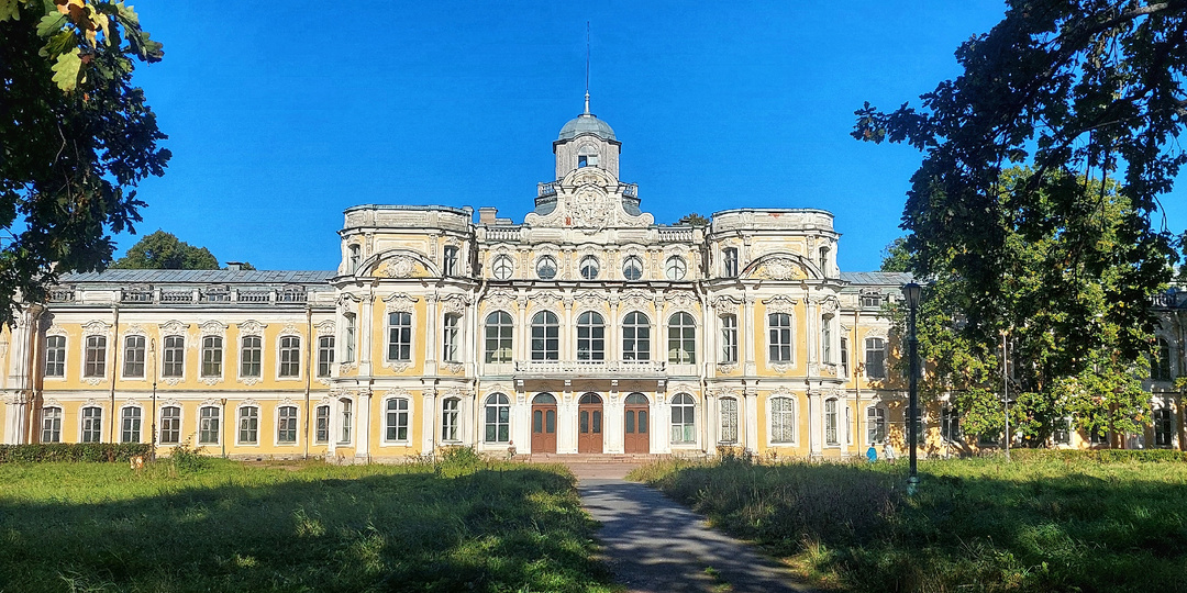 Не многие, побывав в Петербурге, видели этот дворец 👉 Соседи императора Николая II в Петергофе