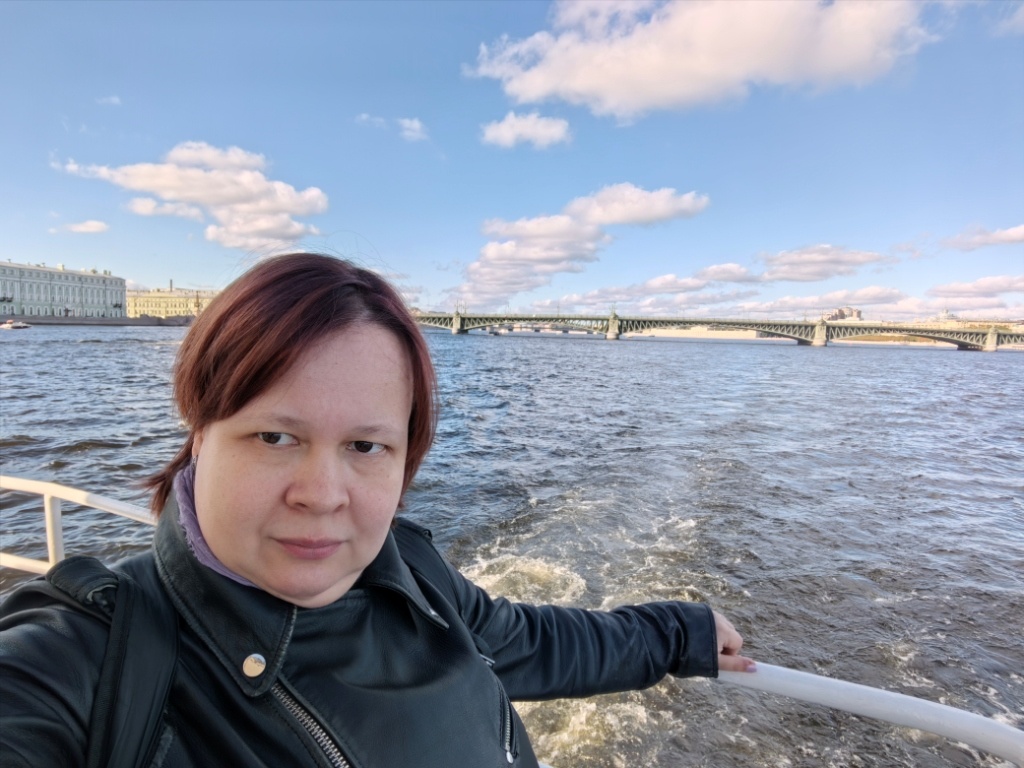 На фоне Троицкого моста. Слева здание Нахимовского училища