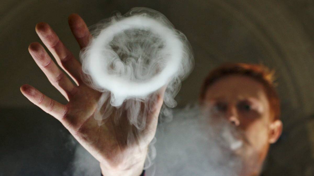    Установленный в 2013 году штраф за курение в подъездах уже мало кого пугает, поэтому его решено увеличить в пятнадцать раз, а для злостных нарушителей — аж в тридцать! / Фото: Антон Ваганов / ТАСС