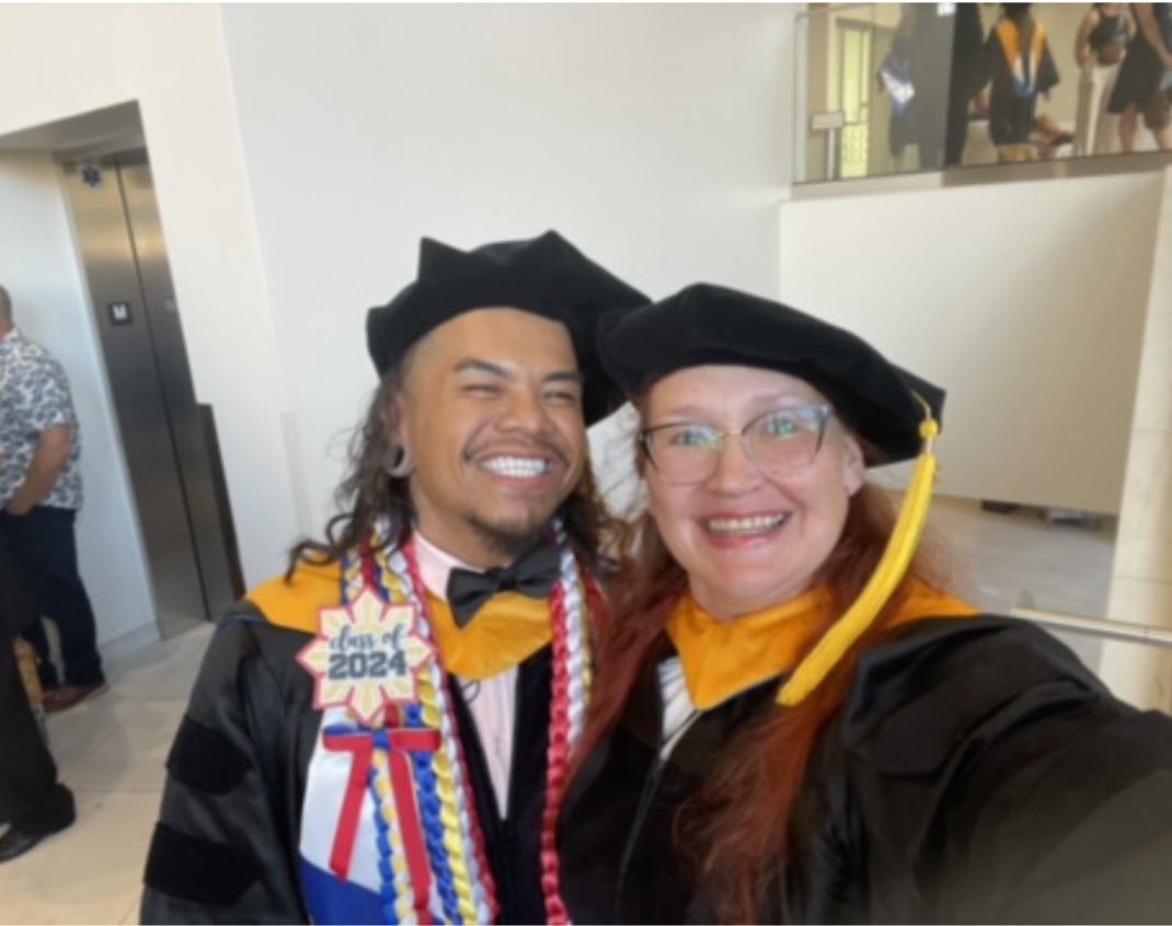 С одногруппником на церемонии окончания колледжа в 2024