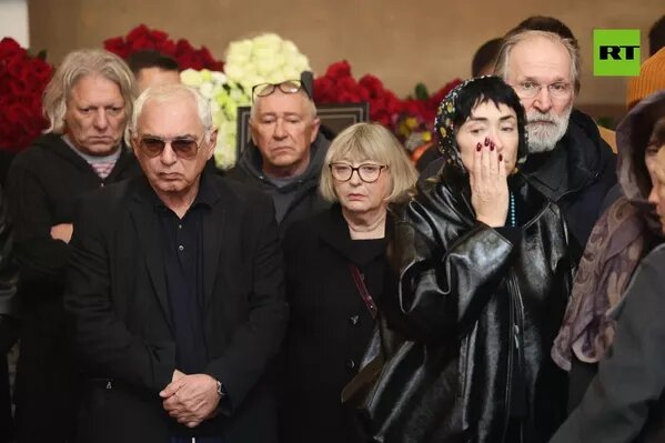 Карен Шахназаров и певица Лолита в армянской церкви Святого креста в Москве