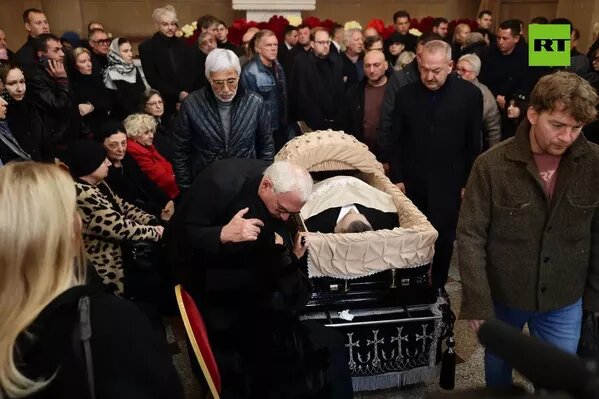 Директор киноконцерна "Мосфильм" Карен Шахназаров утешает вдову Маргариту Симоньян