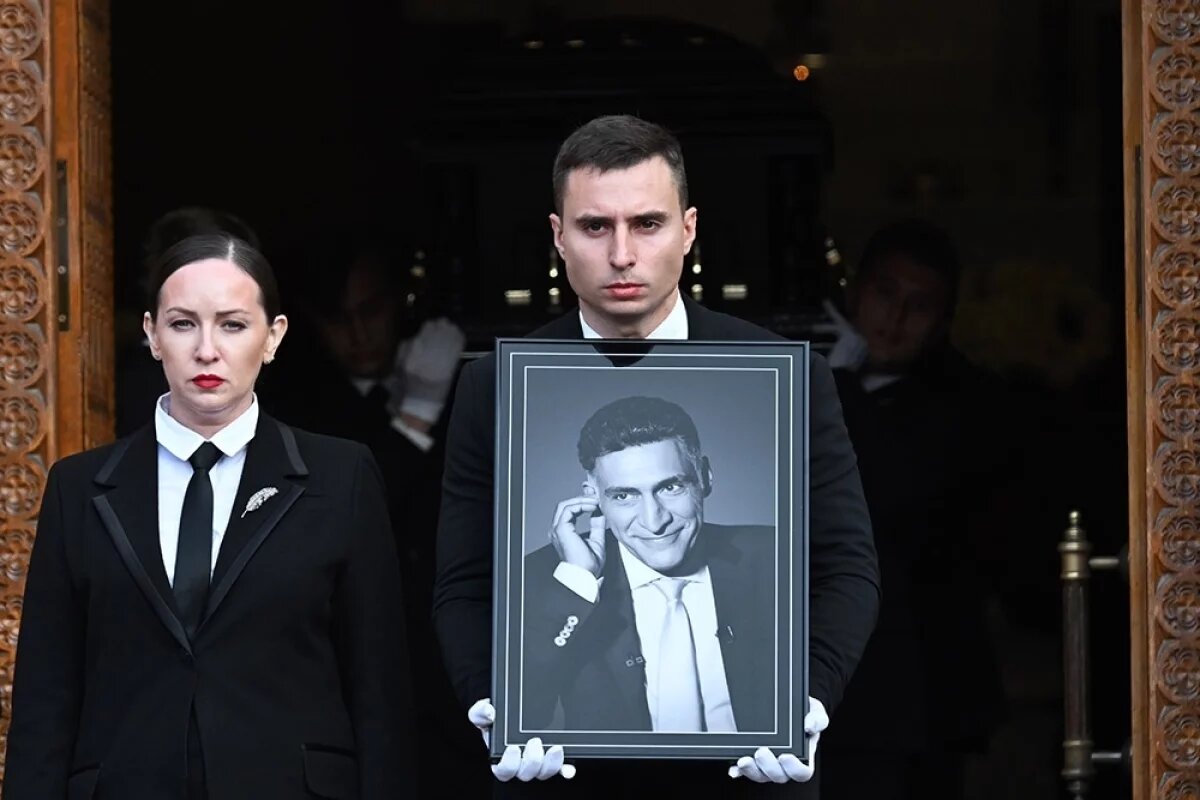    В ночь на 26 сентября умер известный кинорежиссер, теле- и радиоведущий Тигран Кеосаян. Он скончался в возрасте 59 лет.