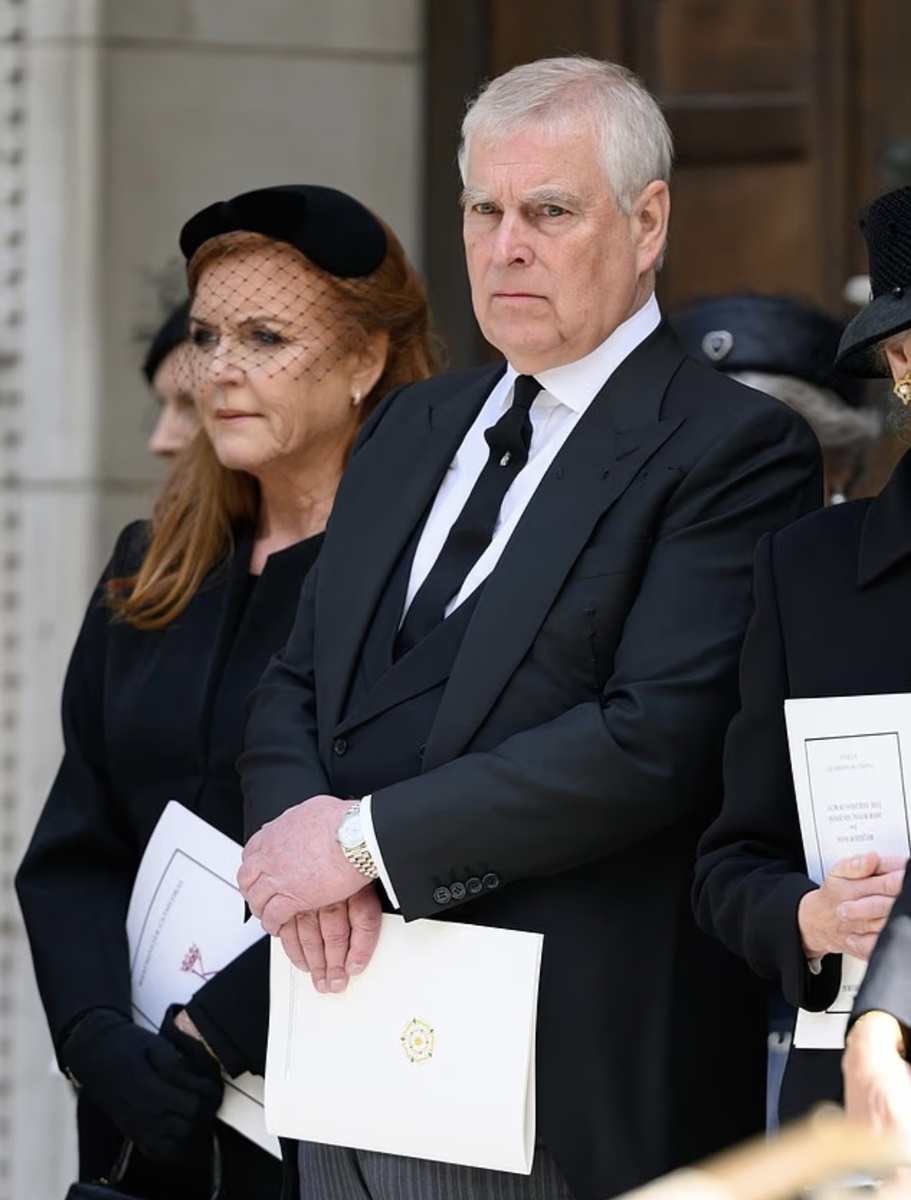 Принц Эндрю, герцог Йоркский, и Сара, герцогиня Йоркская, вместе с другими членами королевской семьи на похоронах герцогини Кентской в ​​Вестминстерском соборе 16 сентября.