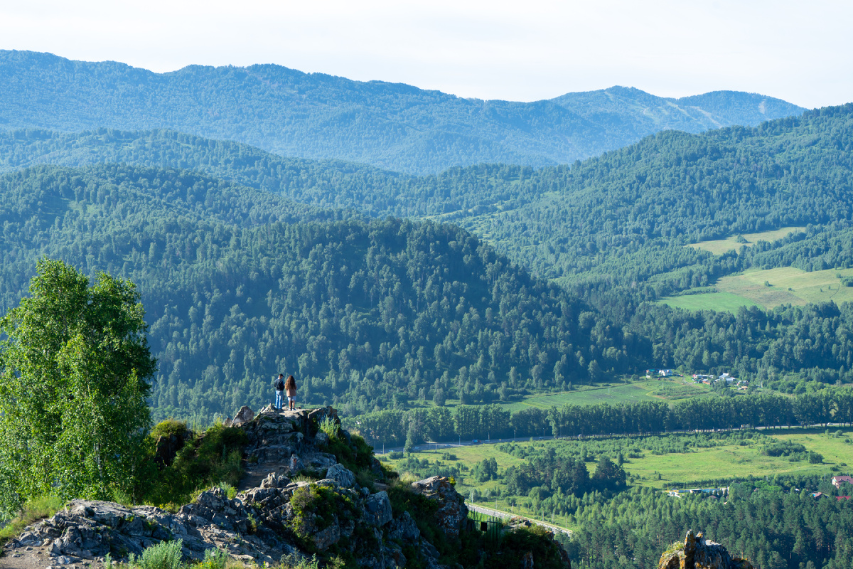 Когда понимаешь своё место во Вселенной, стоя у подножия вечных исполинов. Человек — песчинка в море горных вершин. На горе Чёртов палец.