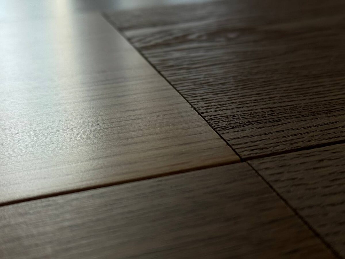 Светлая доска слева - полиуретановый лак. Справа более темные доски - масляное покрытие. Фото собственность автора.