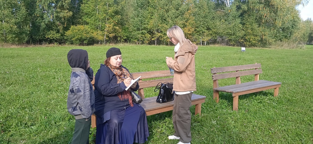 Анна Майничева подписывает книгу первым читателям 