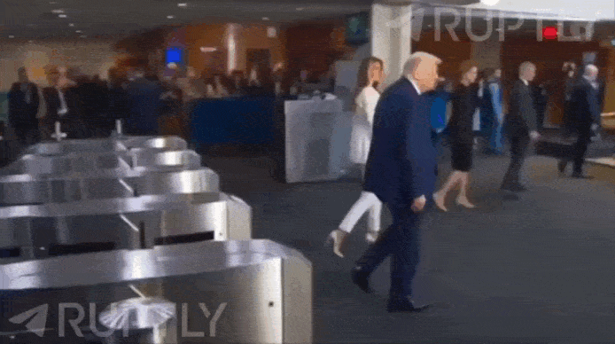    Трампу в ООН не повезло: президент и первая леди США застряли на эскалаторе. И, конечно, не случайно. Видео: Ruptly