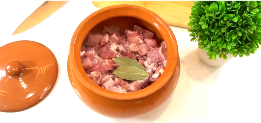 Мясо «по-русски»: получается нежным, а подлива — такой, что хочется вылизать тарелку. Наше семейное блюдо для самых дорогих гостей!