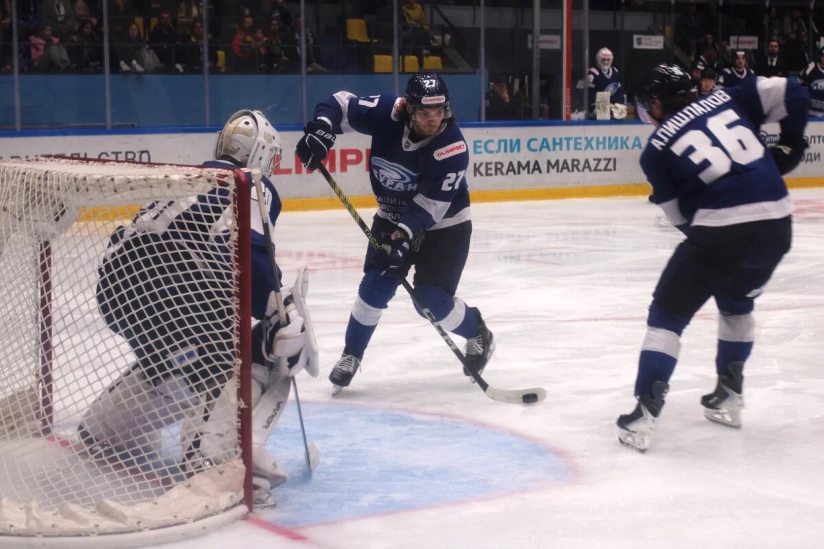    Преимущество в две шайбы не привело к победе «Бурана»
