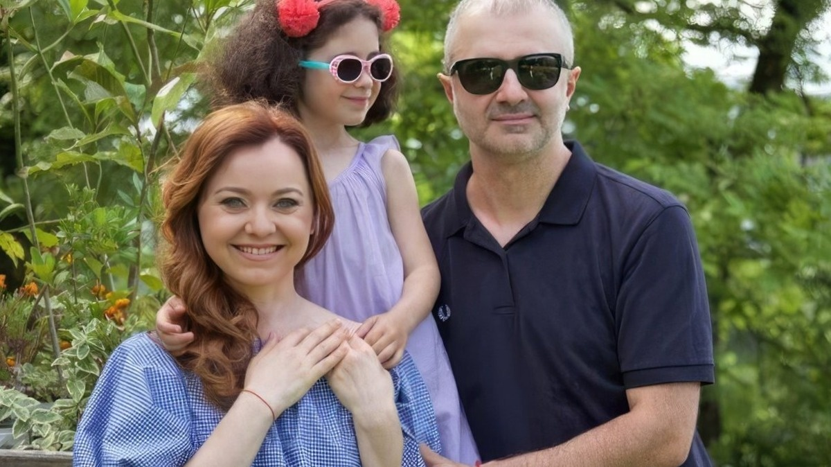 с мужем и дочкой