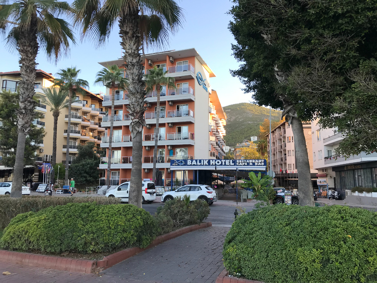 вид на отель с набережной