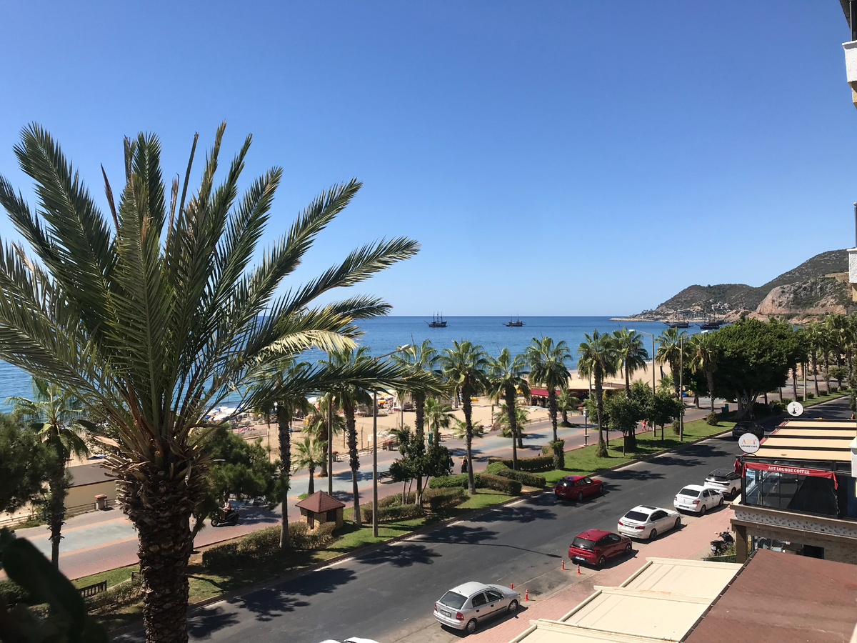 вид из корпуса с прямым видом на море, чтобы попасть в эти номера купите тур на 20 000 дороже