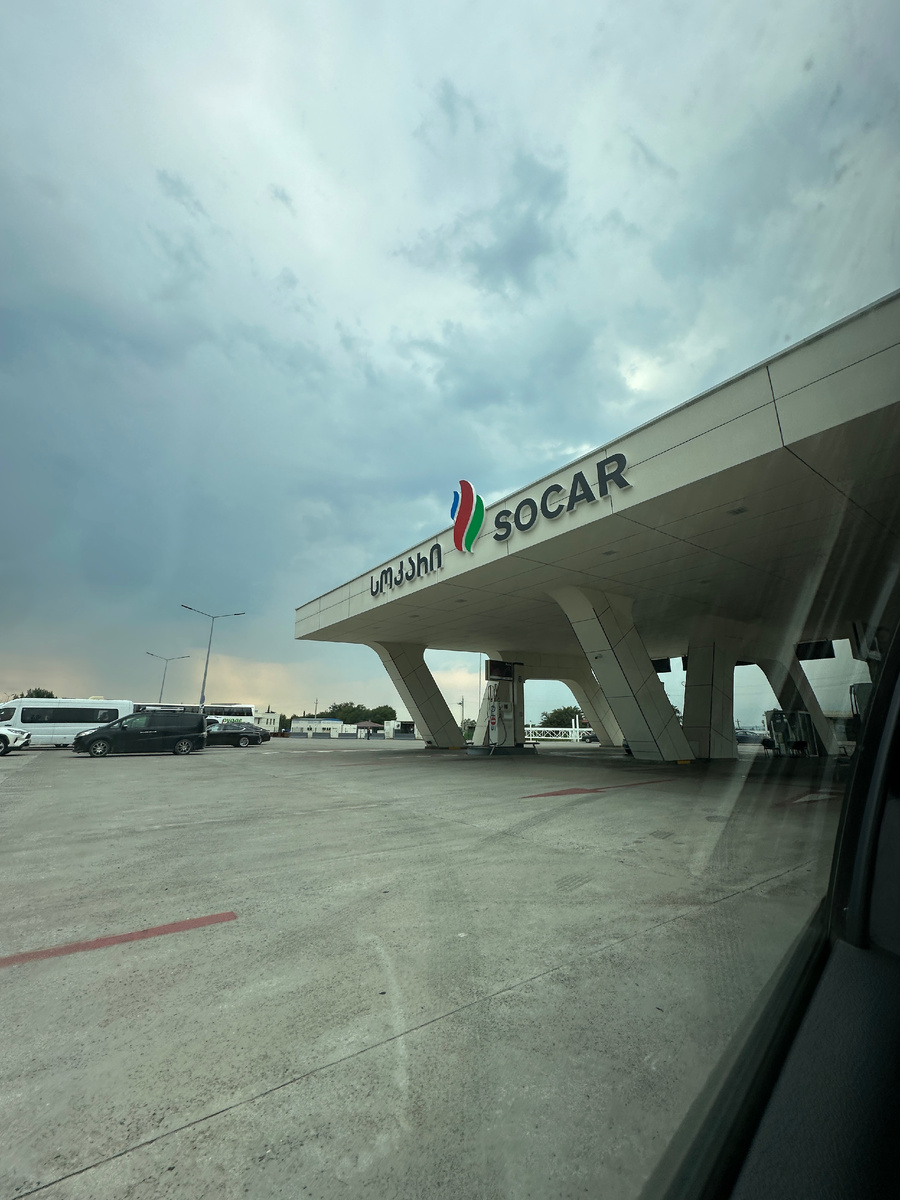 Крупная заправка SOCAR 