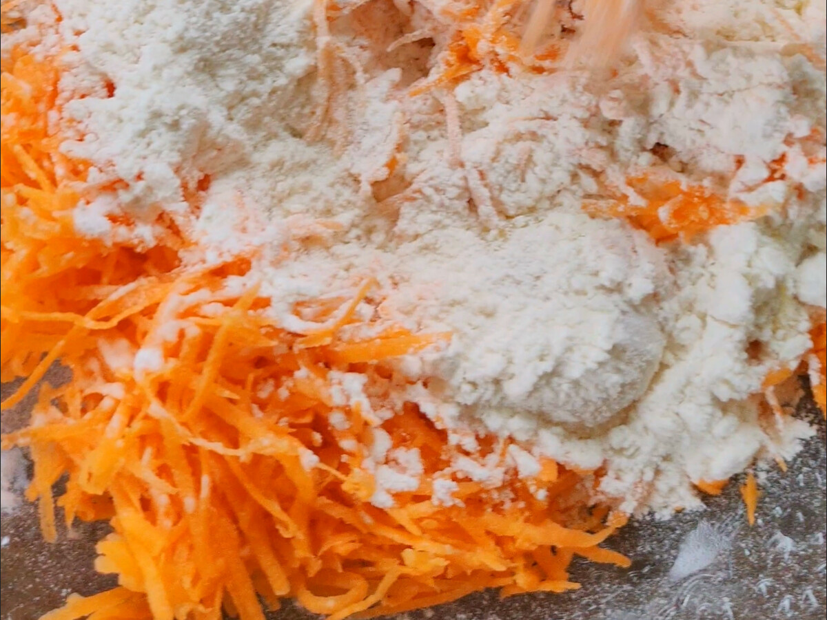 Смешиваю морковь, желтки, разрыхлитель, соль, подсластитель, цукаты, муку и мак 