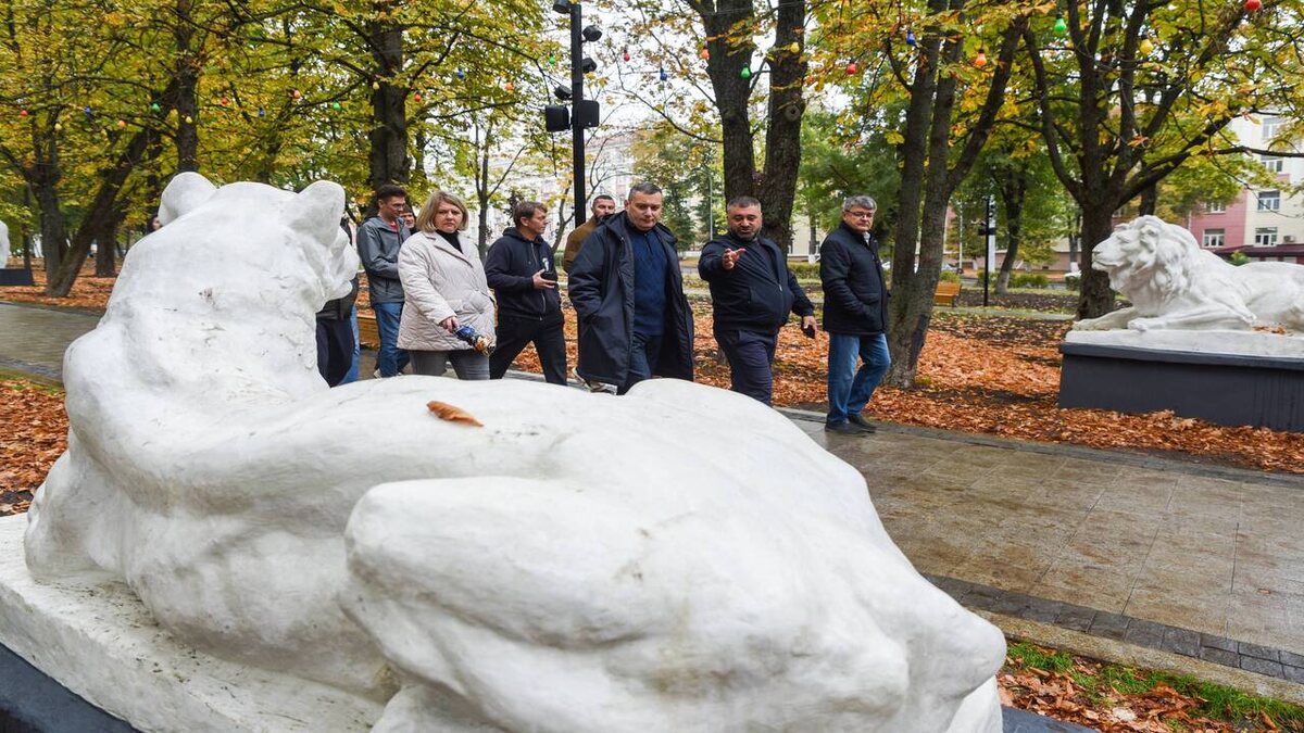    В обновленном курском парке пытались выкопать цветы и сломали кормушки