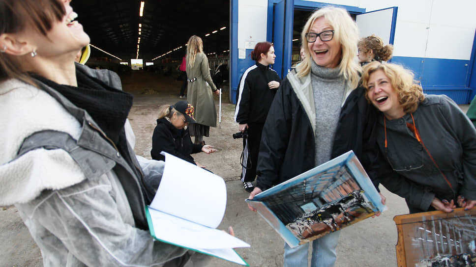 Авторы делятся друг с другом результатами пленэра.📷Фото: Роман Яровицын / Коммерсантъ