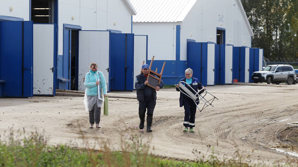 Работники фермы несут стулья для гостей.📷Фото: Роман Яровицын / Коммерсантъ