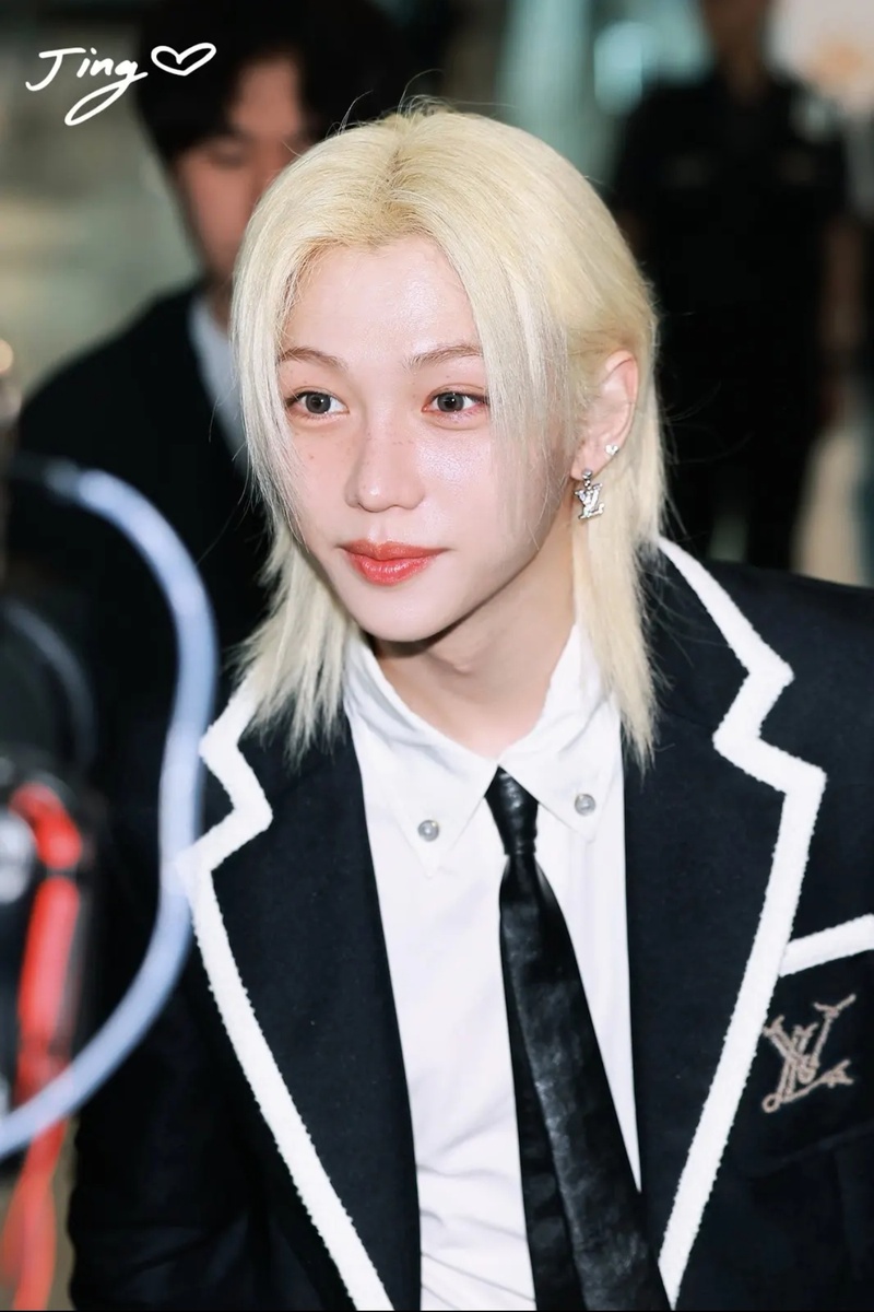 Эльф-цыпленок-солнышко, три в одном. Милота! Не поняла, это он уже переоделся или... 