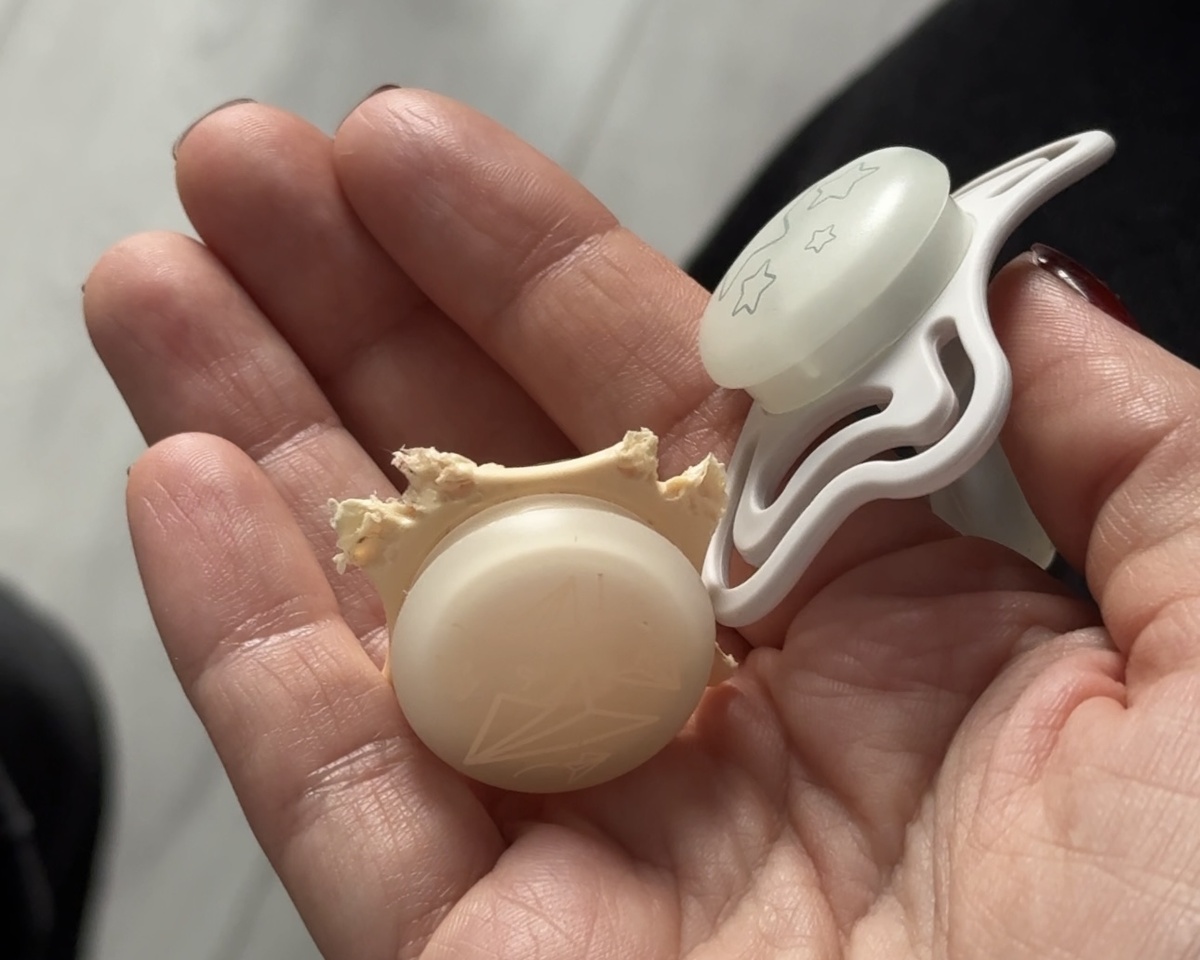 На фото соска, которую раскрыла Касси, и новая соска для сравнения