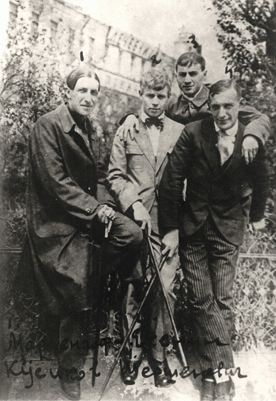 Молодые поэты-имажинисты Анатолий Мариенгоф, Сергей Есенин, Александр Кусиков, Вадим Шершеневич. Москва, 1920 год. Фото из свободных источников 