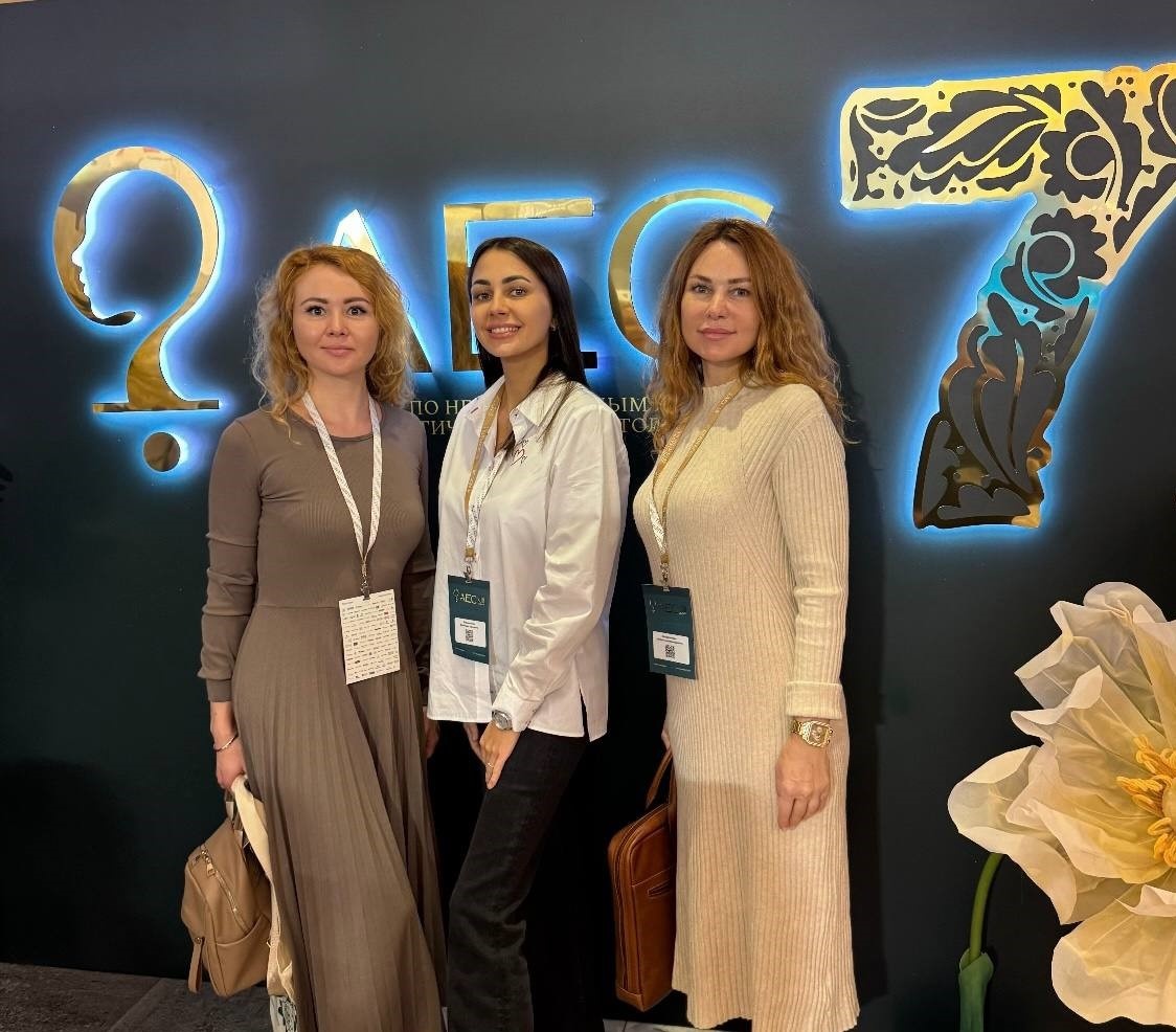 Команда косметолгов клиники доктора Чирковой на профессиональном конгрссе, г. Санкт-Петербург, сентябрь, 2025.