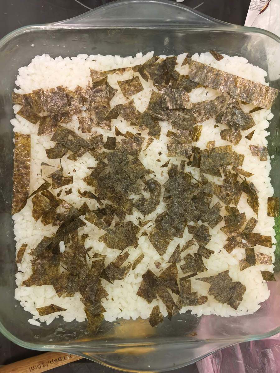 На рисовую основу положите лист нори я измельчил его