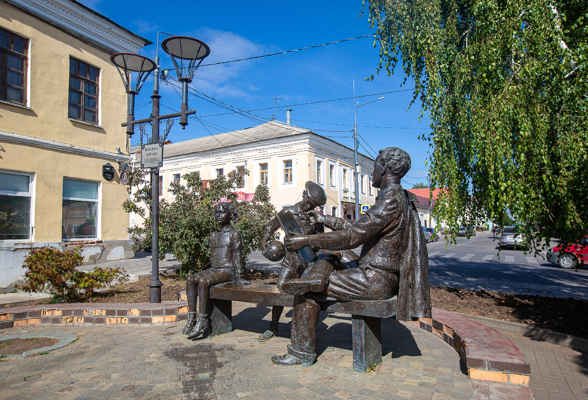 Памятник художнику Н.Н. Жукову. Елец, Липецкая область. Фото автора статьи 