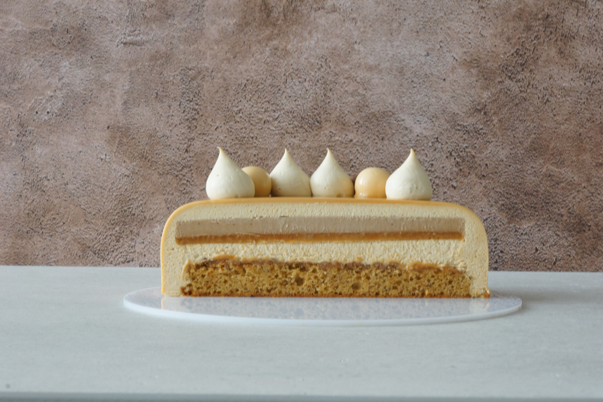 Разрез муссового торта "Фундук-карамель-молочный шоколад"