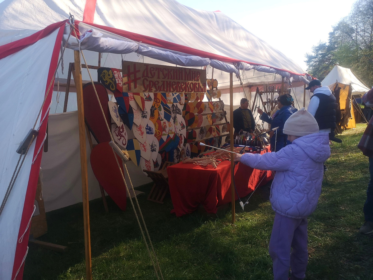 Арбалеты, луки, щиты