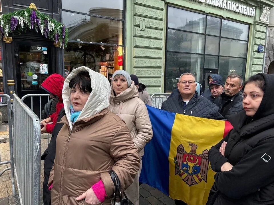 Представители молдавской диаспоры в очереди к избирательному участку в Москве, 28 сентября 2025 года / РИА Новости