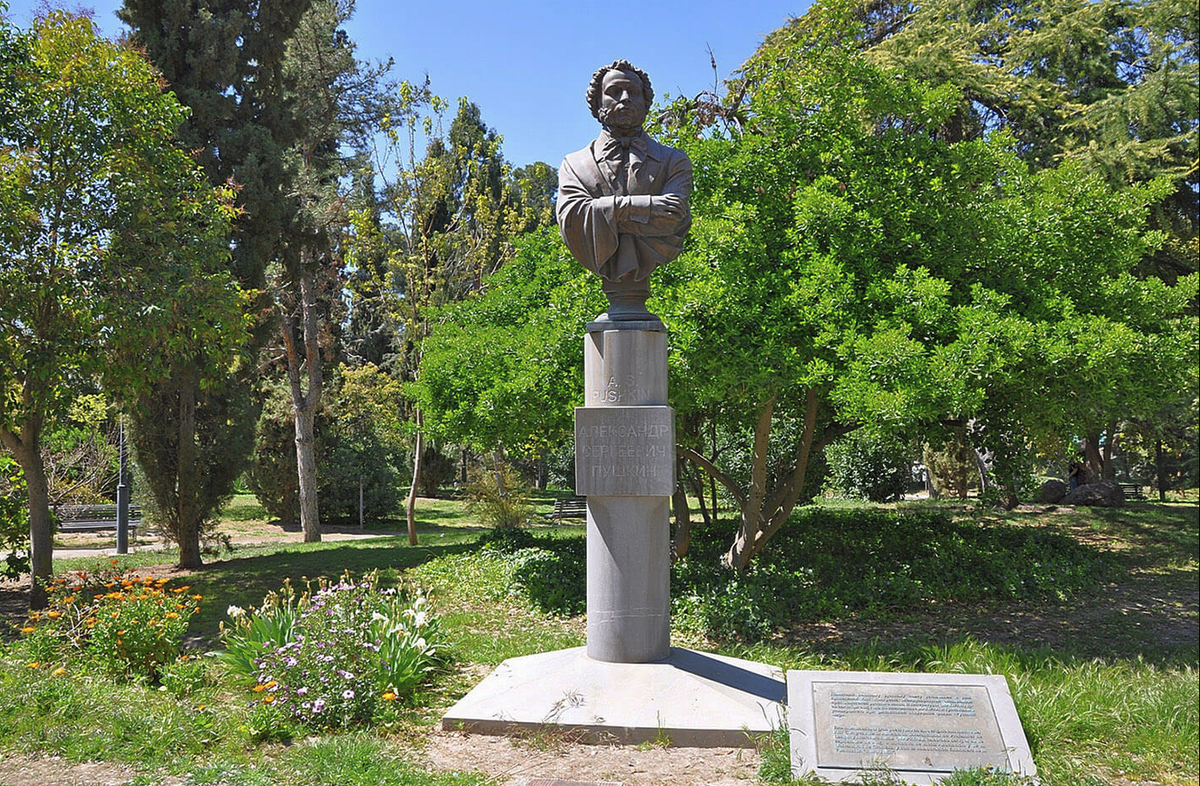 Памятник Пушкину в испанской Гранаде, на кампусе университета