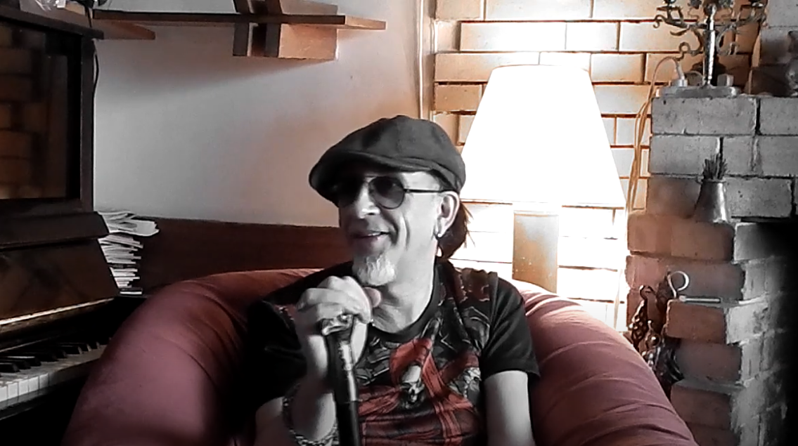 Кирилл Рыбьяков, лидер гр. КООПЕРАТИВ НИШТЯК. Скриншот видеозаписи с ютуб-канала "Еноты в поисках упавшей звезды"