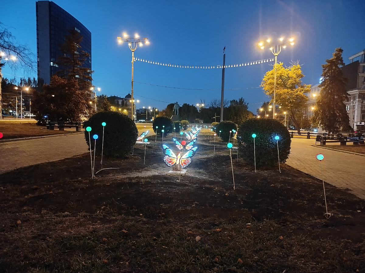 Вечерняя площадь имени Ленина в Донецке.