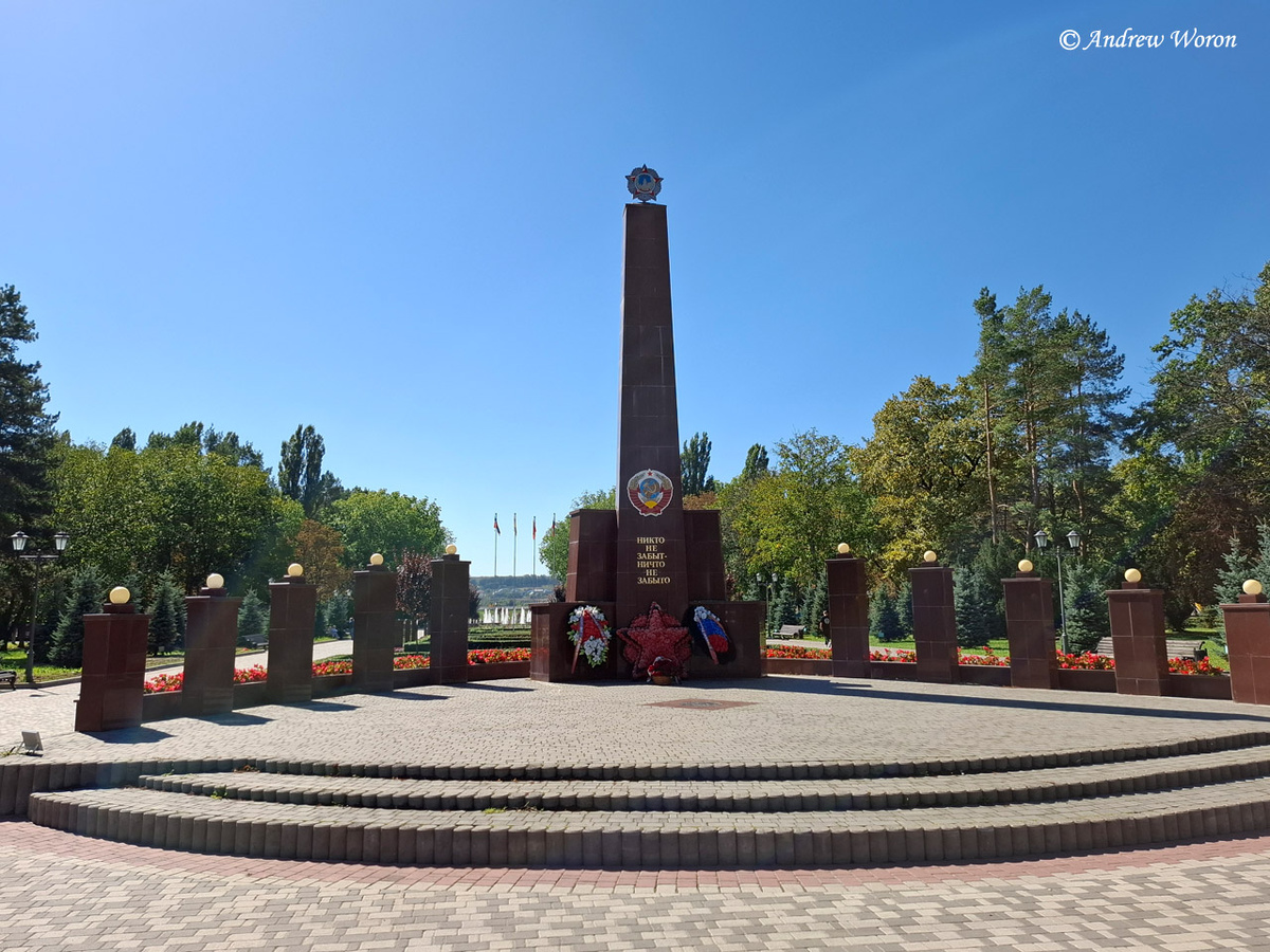 Стела у входа в парк Победы