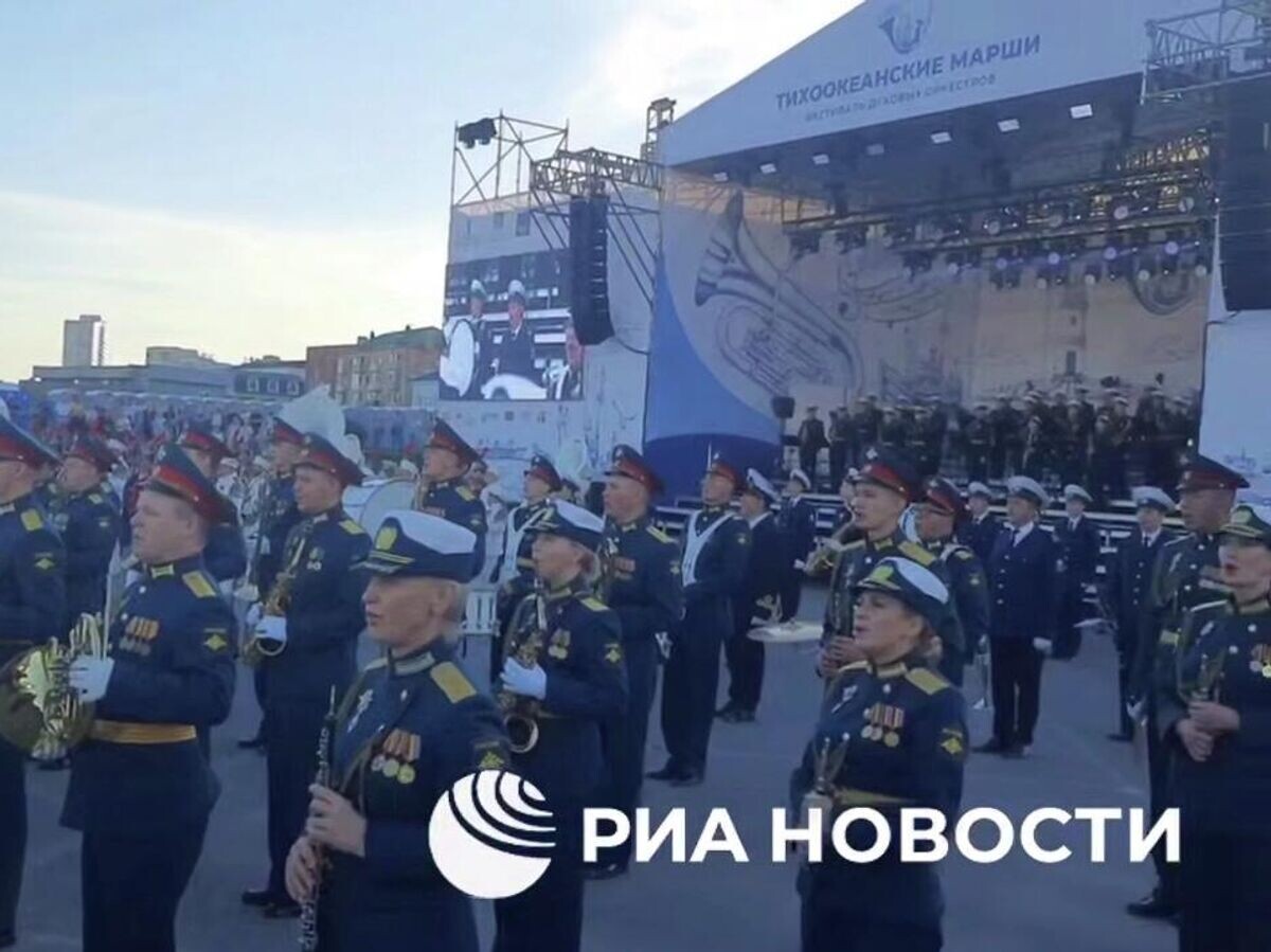    Гала-концерт первого фестиваля военных и духовых оркестров "Тихоокеанские марши". Кадр видео© РИА Новости