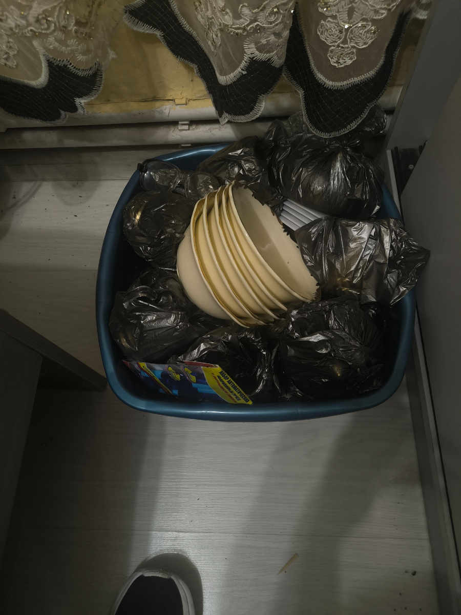 Тарелки и кружки