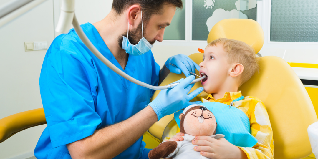 Лечение зубов ребенку с аутизмом: как избежать общего наркоза (седации)?