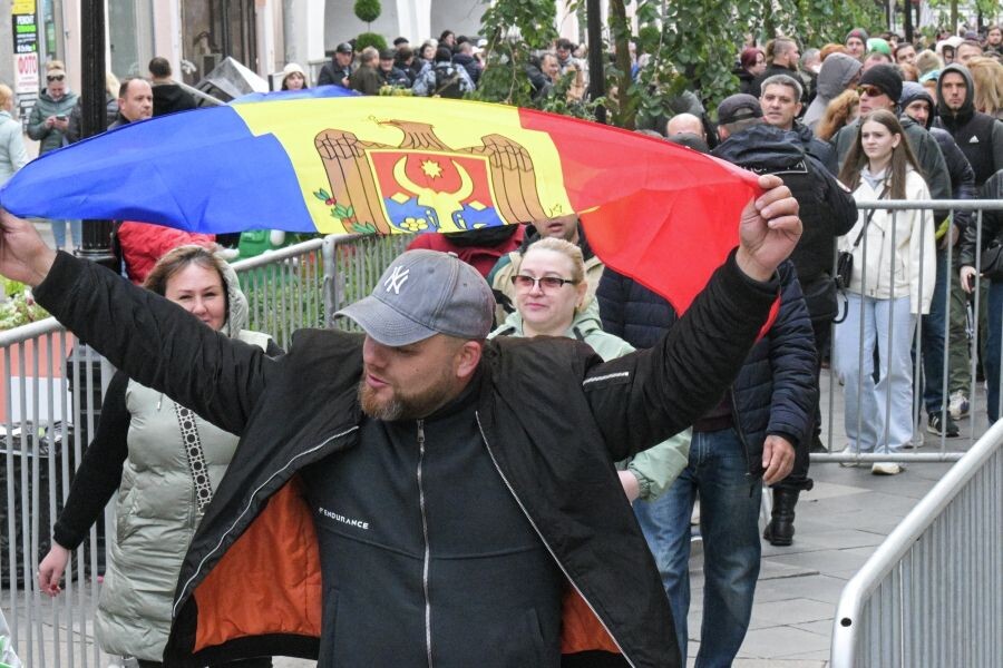    Граждане Молдавии у посольства в Москве принимают участие в голосовании на парламентских выборах / Источник: © Алексей Никольский/РИА Новости